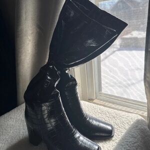 Chic Black Croc-Embossed Heeled Boots